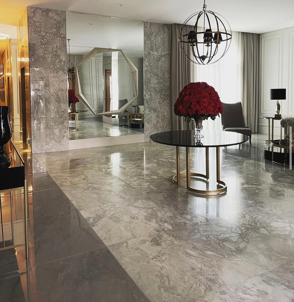 Ambiente com piso e detalhes em mármore, projeto Artemagran