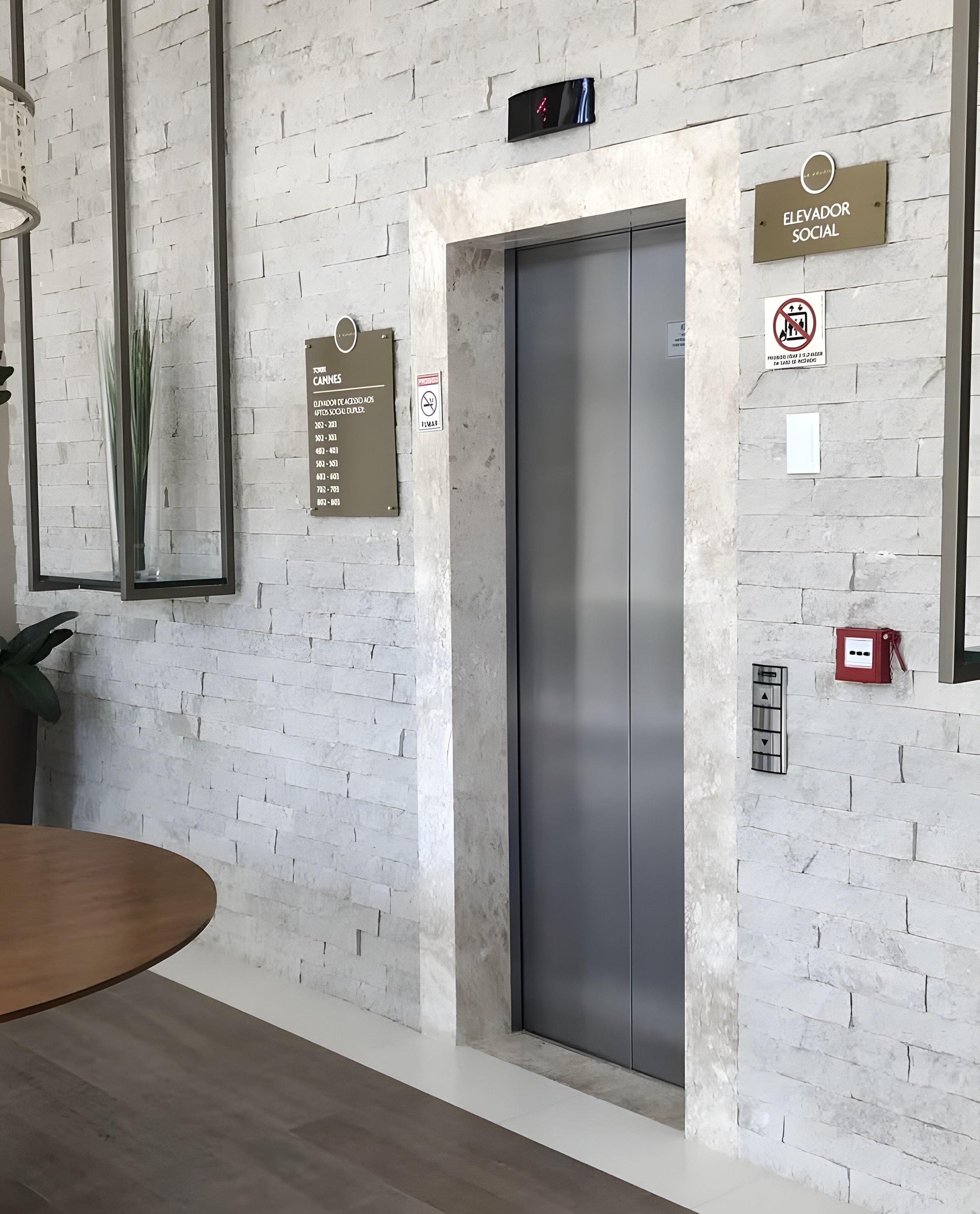 Moldura de elevador